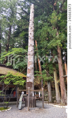 諏訪大神社下神社春宮的第一根神聖柱。 140883873