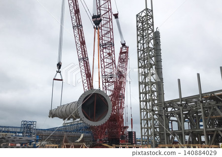 Installation of distillation column at an oil refinery. 140884029