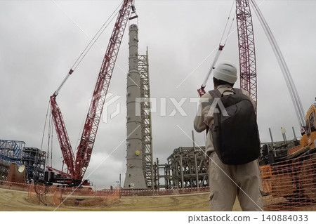 Installation of distillation column at an oil refinery. Installation of distillation column at an oil refinery. 140884033