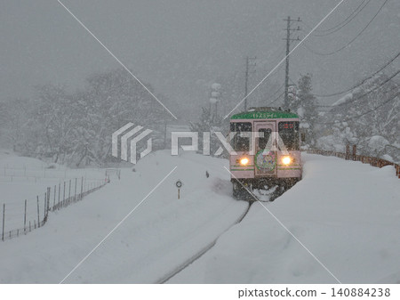 The Tarumi Railway enters Mizutori Station in the snow. The Tarumi Railway enters Mizutori Station in the snow. 140884238