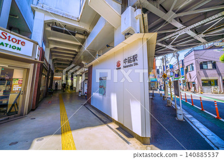 日本東京景色,包括東急電鐵的中延站。 日本東京景色,包括東急電鐵的中延站。 140885537