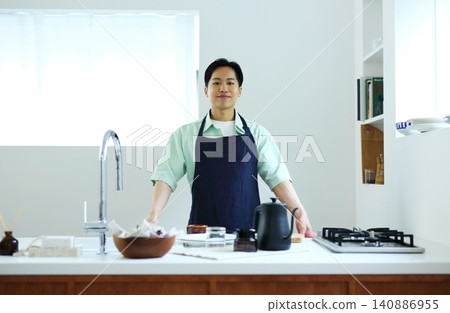 男人廚房煮飯圖片 男人廚房煮飯圖片 140886955