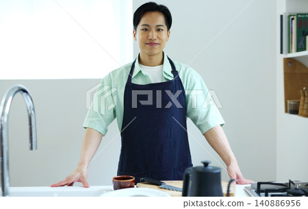 男人廚房煮飯圖片 男人廚房煮飯圖片 140886956