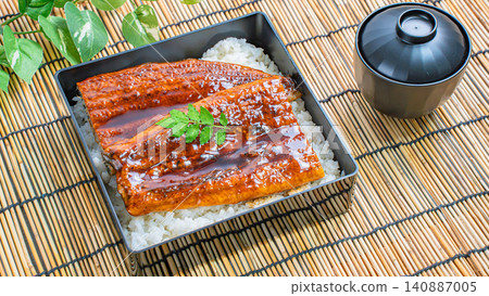 鰻魚飯和鰻魚湯：夏季牛日（Doyo no Ushi no Hi）可以享用的鰻魚料理。 140887005