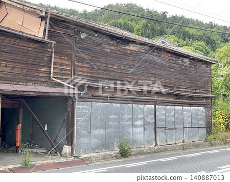 這座木造建築的外牆已顯露出歲月的痕跡。 這座木造建築的外牆已顯露出歲月的痕跡。 140887013