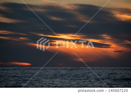 平靜的海面上美麗的夕陽雲 平靜的海面上美麗的夕陽雲 140887220