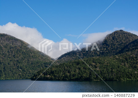 鹿別湖:夏日藍天白雲籠罩群山,湖光山色盡收眼底。 鹿別湖:夏日藍天白雲籠罩群山,湖光山色盡收眼底。 140887229