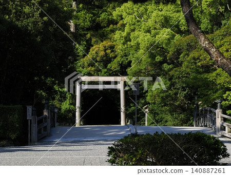 清晨的寧靜從鳥居(伊勢神宮:外宮)中散發出來。 清晨的寧靜從鳥居(伊勢神宮:外宮)中散發出來。 140887261