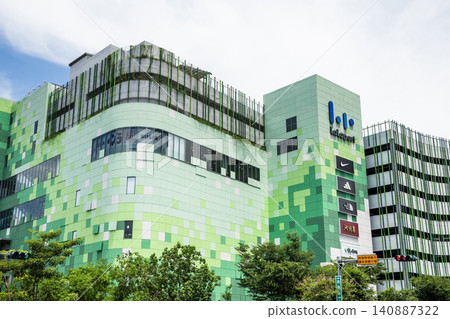 Low-angle view of the Mitsui Shopping Park LaLaport Taichung. It's the first LaLaport shopping mall to be developed in Taiwan. 140887322