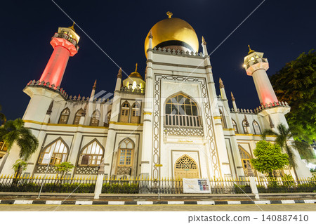 Building view of the Sultan Mosque within the Kampong Glam precinct of the Rochor district in Singapore. Built in 1824 by Sultan Hussein Shah, the first Sultan of Singapore. Building view of the Sultan Mosque within the Kampong Glam precinct of the Rochor district in Singapore. Built in 1824 by Sultan Hussein Shah, the first Sultan of Singapore. 140887410