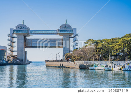 從靜岡縣沼津市沼津港眺望大型觀景閘門「觀尾」。 140887549