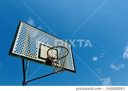 一個閃耀在藍天的籃球目標 一個閃耀在藍天的籃球目標 140888061