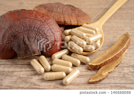 Lingzhi or Reishi mushroom with capsules, organic natural healthy food. Lingzhi or Reishi mushroom with capsules, organic natural healthy food. 140888098