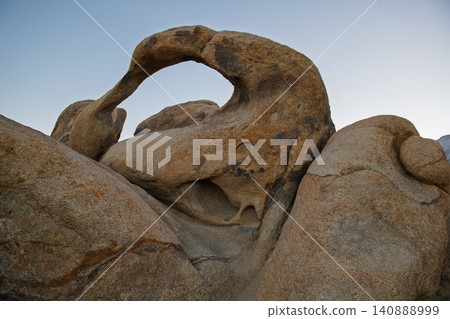 Sierra nevada california rock formation granite arch boulder landscape with desert texture beneath clear sky and natural erosion Sierra nevada california rock formation granite arch boulder landscape with desert texture beneath clear sky and natural erosion 140888999