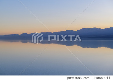 Sierra nevada california lake mountain reflection sunset sky water serene landscape with calm horizon and blue twilight glow 140889011