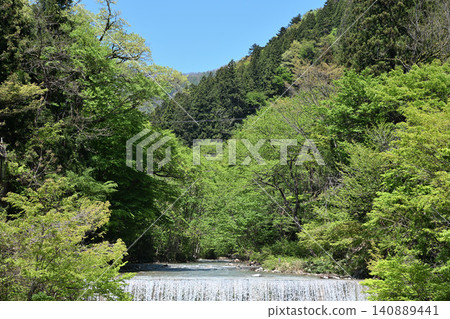 The clear stream and mountain range of Shima Onsen, surrounded by fresh greenery (Nakanojo Town, Gunma Prefecture) 140889441