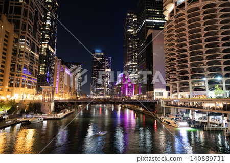 Chicago, Illinois, USA - October 21, 2024: Night city of Chicago. Business city. Night cityscape of Chicago skyscraper building. Chicago architecture of skyscraper. City night illuminated building Chicago, Illinois, USA - October 21, 2024: Night city of Chicago. Business city. Night cityscape of Chicago skyscraper building. Chicago architecture of skyscraper. City night illuminated building 140889731