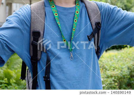 Person wearing sunflower lanyard for hidden disabilities 140890149