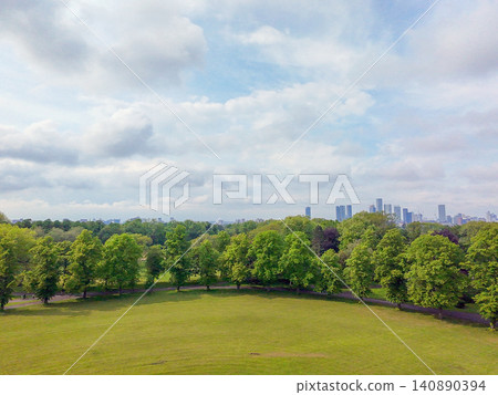 Sunny landscape in Hyde part (or Kensington gardens) in mid May Sunny landscape in Hyde part (or Kensington gardens) in mid May 140890394