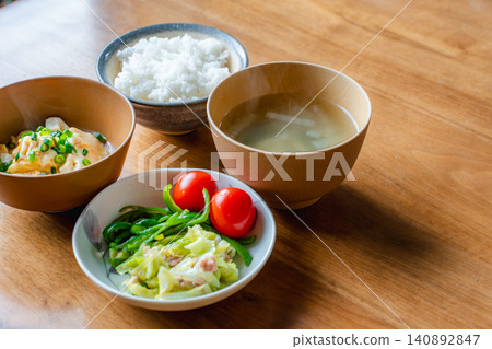 一張寬敞的木桌,擺放著日式料理。 一張寬敞的木桌,擺放著日式料理。 140892847
