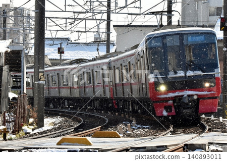 名鐵3300系列列車行駛在雪地裡 名鐵3300系列列車行駛在雪地裡 140893011