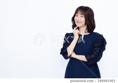 一位女商人面帶微笑地思考著。 140893363