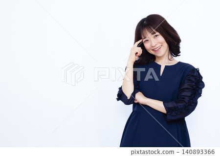 A businesswoman thinking with a smile 140893366