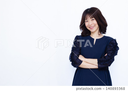 一位職業婦女雙手交叉在胸前，陷入沉思。 140893368
