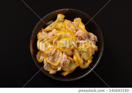 Yellow zucchini with tuna 140893580