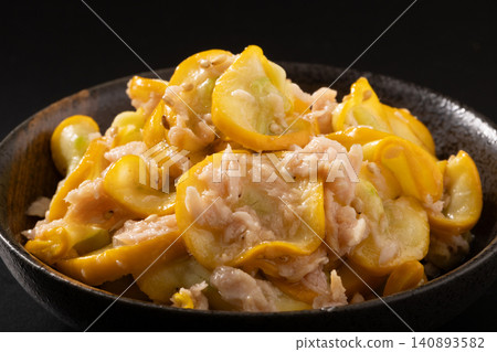 黃西葫蘆配鮪魚 黃西葫蘆配鮪魚 140893582