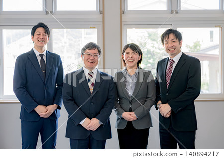 由四人組成的商務團隊,個個笑容燦爛。 由四人組成的商務團隊,個個笑容燦爛。 140894217