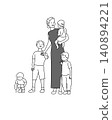 一位母親和她的四個孩子站在一起。 140894221