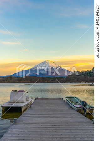 從精進湖欣賞日落時分富士山和「抱娃富士山」的壯麗景色。 140894227