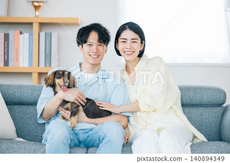 與狗狗相伴的家庭生活:一對夫婦和他們心愛的狗狗的肖像 與狗狗相伴的家庭生活:一對夫婦和他們心愛的狗狗的肖像 140894349