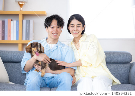 與狗狗相伴的家庭生活:一對夫婦和他們心愛的狗狗的肖像 與狗狗相伴的家庭生活:一對夫婦和他們心愛的狗狗的肖像 140894351