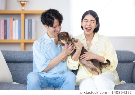 與狗狗相伴的家庭生活：一對夫婦和他們心愛的狗狗的肖像 140894352