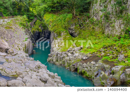On a clear autumn day, the flow of the Gokase River in Takachiho Gorge and the dynamic columnar jointing formations jutting out from both banks create a breathtaking landscape. On a clear autumn day, the flow of the Gokase River in Takachiho Gorge and the dynamic columnar jointing formations jutting out from both banks create a breathtaking landscape. 140894400