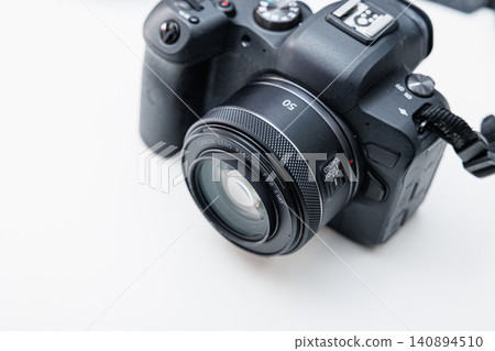 Image illustrating the use of a DSLR camera and battery for photography. Image illustrating the use of a DSLR camera and battery for photography. 140894510