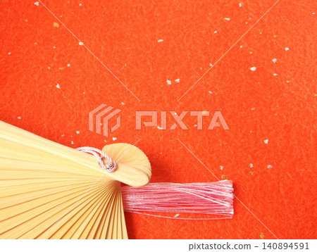 金箔浸潤的和紙與扇子的樞軸 140894591