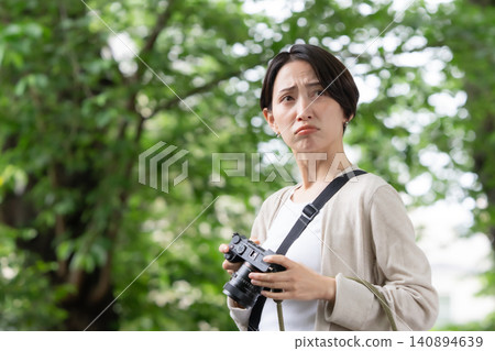 一個女人用相機 140894639