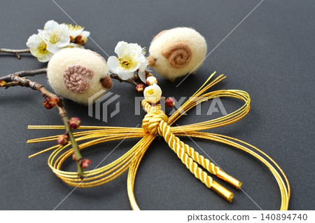 New Year's greeting materials featuring white plum blossoms, wool felt sheep, and mizuhiki decorations. New Year's greeting materials featuring white plum blossoms, wool felt sheep, and mizuhiki decorations. 140894740