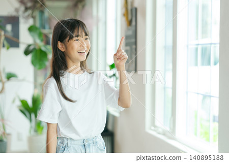 一位活潑的小學生肖像 一位活潑的小學生肖像 140895188