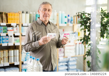 elderly man chooses paracetamol elderly man chooses paracetamol 140895224