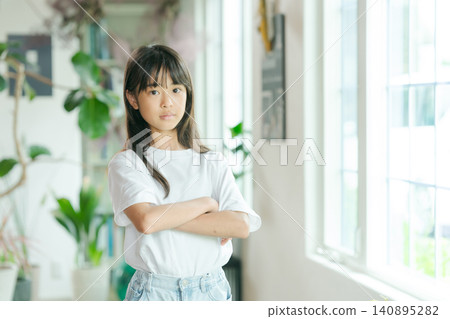 小女孩臉上露出若有所思的表情。 小女孩臉上露出若有所思的表情。 140895282