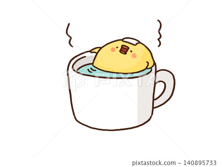 一隻小雞正在裝滿熱水的杯子裡享受舒適的泡澡。 一隻小雞正在裝滿熱水的杯子裡享受舒適的泡澡。 140895733