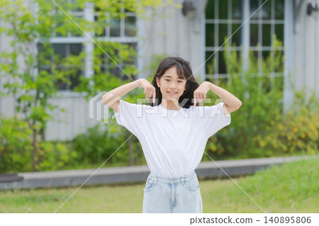 一個女孩雙手擺出這個姿勢。 一個女孩雙手擺出這個姿勢。 140895806