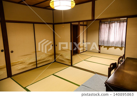 在一棟傳統的普通房屋內 140895863