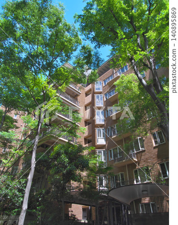 A lush, upscale apartment building in Hiroo: Urban landscape (May 2026) A lush, upscale apartment building in Hiroo: Urban landscape (May 2026) 140895869