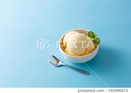 藍色背景下的冰涼香草冰淇淋 藍色背景下的冰涼香草冰淇淋 140896073