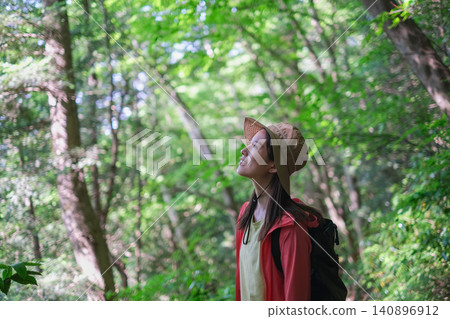 一位女子凝視著高尾山的樹木。 一位女子凝視著高尾山的樹木。 140896912